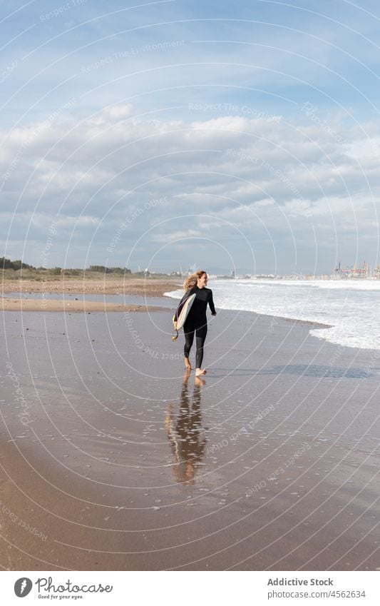 Frau mit Surfbrett läuft auf nassem Strand Küste rennen Ufer Hobby Freiheit Aktivität Zeitvertreib Sport MEER Wasser Gezeiten winken Hafengebiet Seeküste Natur