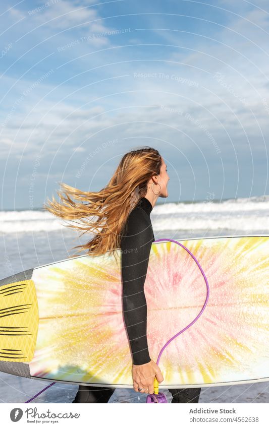 Frau mit Surfbrett auf dem nassen Strand Küste Ufer Hobby Aktivität Zeitvertreib Sport MEER Wasser Gezeiten winken Hafengebiet Seeküste Natur Meeresufer Gerät