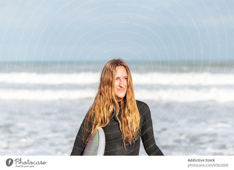 Frau Porträt mit Surfbrett im Meer Hobby Aktivität Zeitvertreib Sport Wegsehen MEER Wasser Ufer Strand Gezeiten winken Hafengebiet Seeküste Natur Gerät Sommer