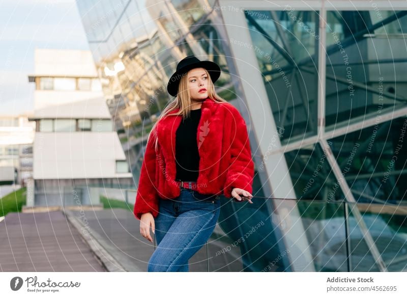 Junge Frau auf der Straße stehend Porträt jung posierend Lehnen attraktiv schön Schönheit Architektur blond Gebäude Kaukasier Großstadt farbenfroh kurvenreich