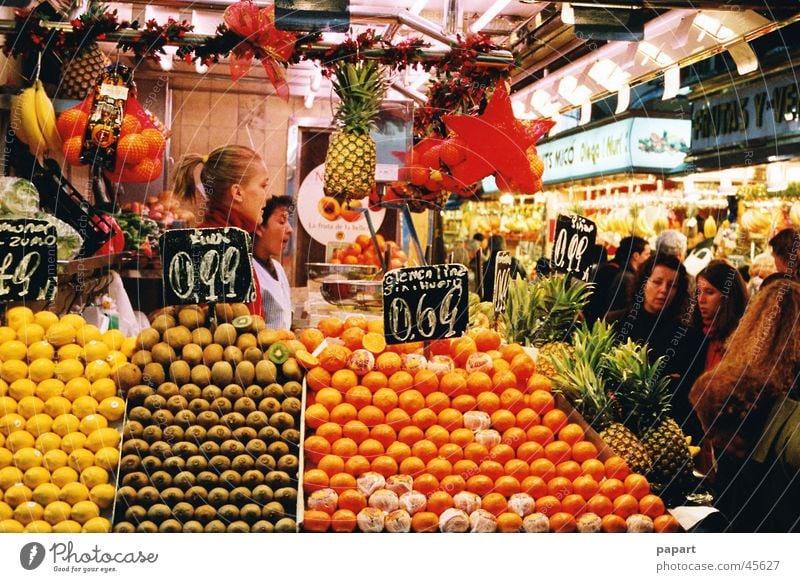 Fruits saftig Gesundheit Markt Handel kaufen frisch mehrfarbig gelb orange Zitrone Halle Kiwi Preisschild Markthalle Kunde verkaufen werben Bündel Bioprodukte