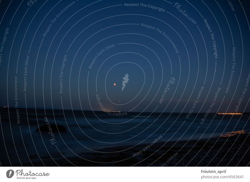 Blutmond am Meer mit Mars Langzeitaufnahme Mond Mondfinsternis Nacht Ostsee Rügen Strand Wasser Wellen Himmel Natur Vollmond Nachthimmel Lichterscheinung dunkel