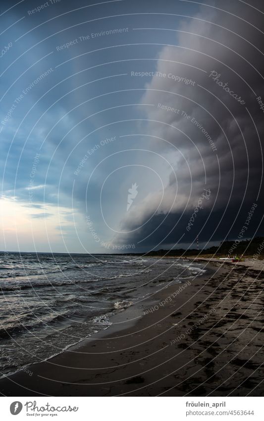 Drei Elemente Gewitter Meer Ostsee Sand Stimmung Strand Wasser Wellen Wolken bedrohlich dunkel sommer Himmel Küste Außenaufnahme Natur Landschaft Unwetter