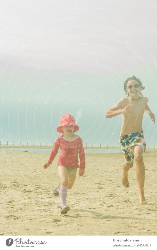 ...den Letzten beißen die Möwen! Spielen Kinderspiel Ferien & Urlaub & Reisen Sommerurlaub Strand Meer Mensch Mädchen Junge Geschwister Kindheit Leben 2