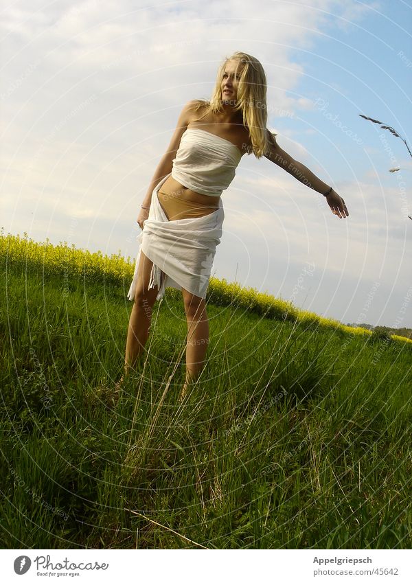 Aufwind Luft Gelassenheit Feld Frau Freiheit Natur Himmel