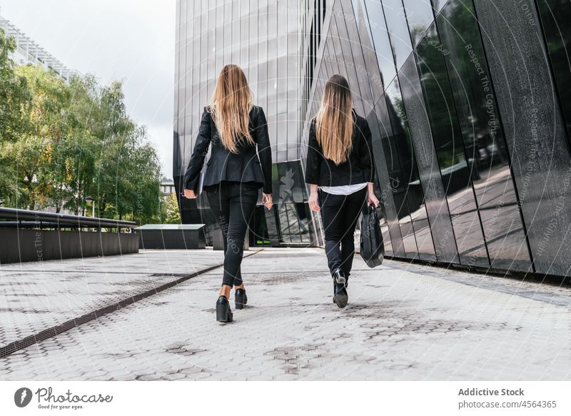 Fröhliche Geschäftsfrauen auf der Straße Gebäude Weg Laufsteg Zeit verbringen Großstadt urban modern Mitarbeiterin Kollege positiv Frau heiter Zusammensein