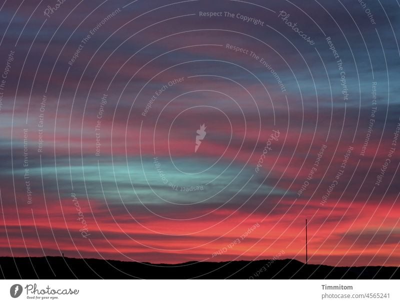 Abends in Dänemark Himmel Wolken Farben Abendrot Fahnenmast Hügel Sonnenuntergang Dämmerung Abenddämmerung Menschenleer Sonnenlicht Ferien & Urlaub & Reisen