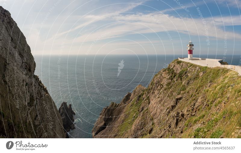 Leuchtturm auf einer felsigen Klippe bei ruhiger See an einem sonnigen Tag Meereslandschaft Meeresufer malerisch MEER spektakulär Küste Spanien Galicia Seeküste