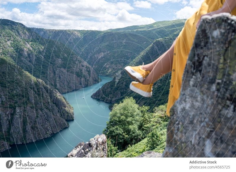 Nicht erkennbare weibliche Reisende genießt die Freiheit in den Bergen über der Schlucht Frau bewundern Berge u. Gebirge Ribeira sacra Syltschlucht Galicia