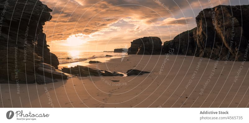 Felsenküste mit Sandstrand und ruhigem Meer Strand Sonnenuntergang MEER Ufer Dämmerung Klippe Küste Natur malerisch Strand der Kathedralen Formation Paradies