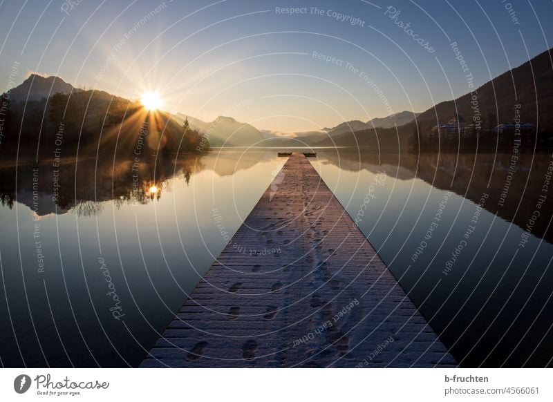 See mit Holzsteg bei Sonnenaufgang im Winter, Winterlandschaft Gebirgssee Berge u. Gebirge Wasser Natur Landschaft Außenaufnahme Menschenleer Himmel