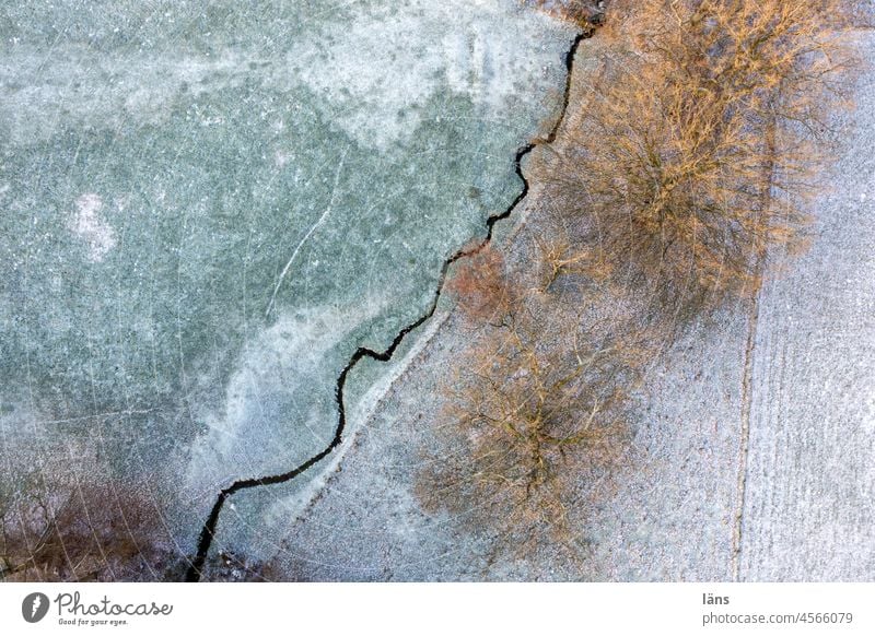 Surreal | verschneite Wiesen mit Bachlauf Winter Schnee Landschaft Luftaufnahme Vogelperspektive Drohnenansicht bachlauf Bäume surreal