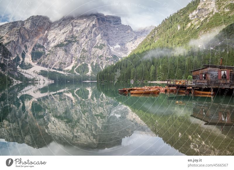 Lieblingsort Pragser Wildsee See Spiegelung Berge Berge u. Gebirge Hütte Bootshaus Boote Bergsee Italien Dolomiten Alpen Felsen Wolken Stillleben Ruhe