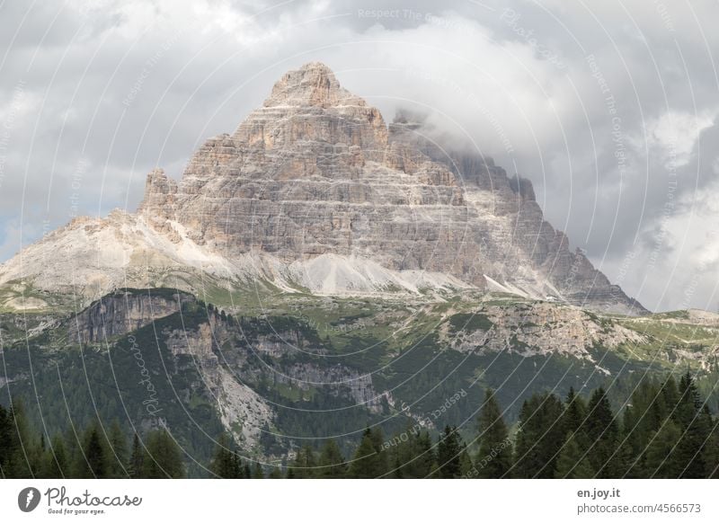 Parkplatzprobleme hoch oben - die Rückseite der Drei Zinnen Berg Gebirge Dolomiten Berge u. Gebirge Gipfel Felsen Wolken Gewitterwolken Drei Zinnen Hütte