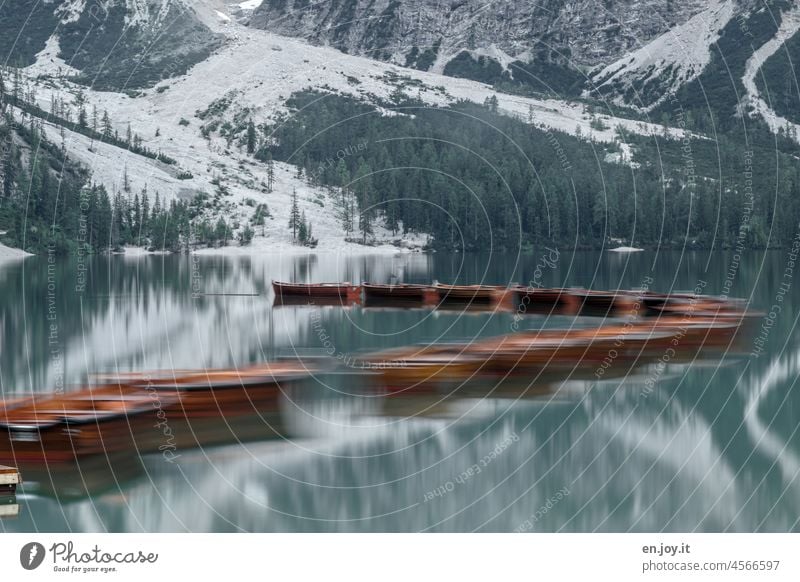 ...still und starr ruht der See III - einer geht noch... Boote Paddelboote Ruderboote Pragser Wildsee Dolomiten Nebel Berg Seeufer stille Ruhe Trauer