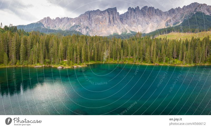 Karersee kurz vor dem Regen karersee Südtirol Italien Dolomiten Berge u. Gebirge latemar Wald See Bergsee türkis Wasser Wolken Alpen Ferien & Urlaub & Reisen