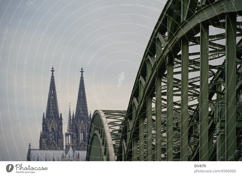 Hohenzollernbrücke und Kölner Dom bei trübem Herbstwetter Sehenswürdigkeit Farbfoto Wahrzeichen Außenaufnahme Gotteshäuser Rhein Kirche Nacht Brücke Stahl