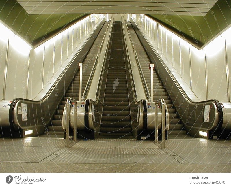 Rolltreppe Ankunft U-Bahn S-Bahn Bewegung Elektrisches Gerät Technik & Technologie Treppe Lagerhalle Bahnhof Metall Güterverkehr & Logistik aufwärts abwärts