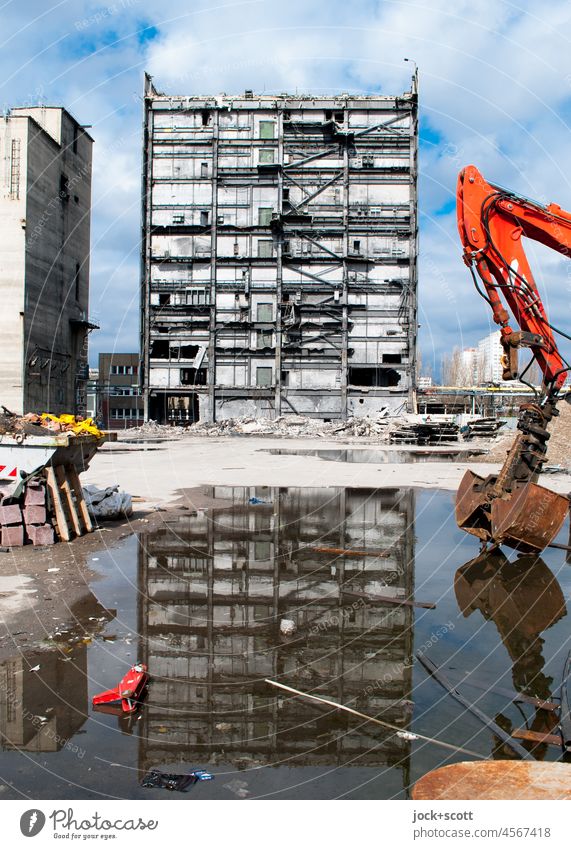 Abbruch, Rückbau und Pfütze, es war einmal in Lichtenberg ein Gebäude Abrissgebäude Demontage Fassade Zerstörung Wandel & Veränderung Architektur abrissreif