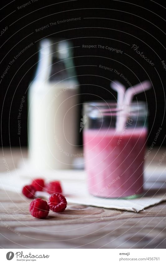 Himbeermilch Frucht Vegetarische Ernährung Getränk Erfrischungsgetränk Milch Flasche lecker süß Himbeeren Milchshake Farbfoto Innenaufnahme Studioaufnahme