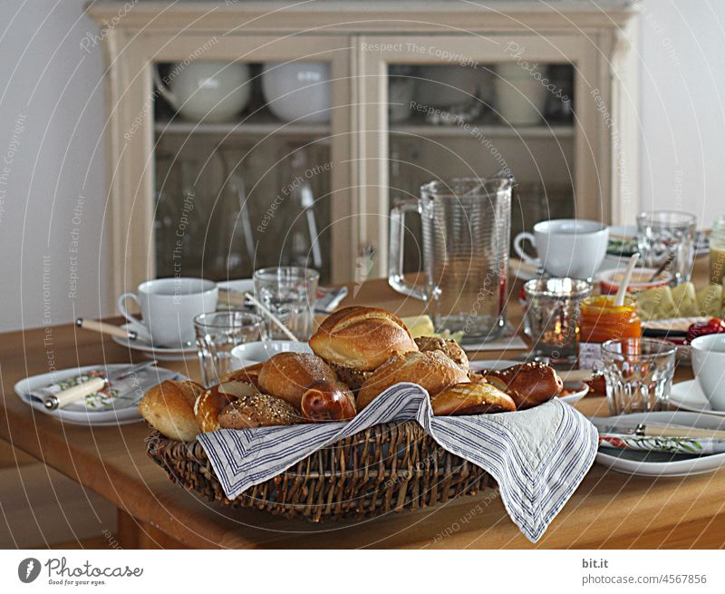 schlaraffenland l der Tisch ist gedeckt... Frühstück Brunch Brötchen Laugengebäck Brot Brotkorb Korb Lebensmittel Ernährung Backwaren Teigwaren frisch lecker