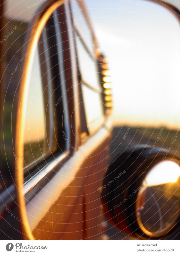 seitenspiegel Spiegel Abendsonne Landstraße fahren Verkehr Bus orange Himmel