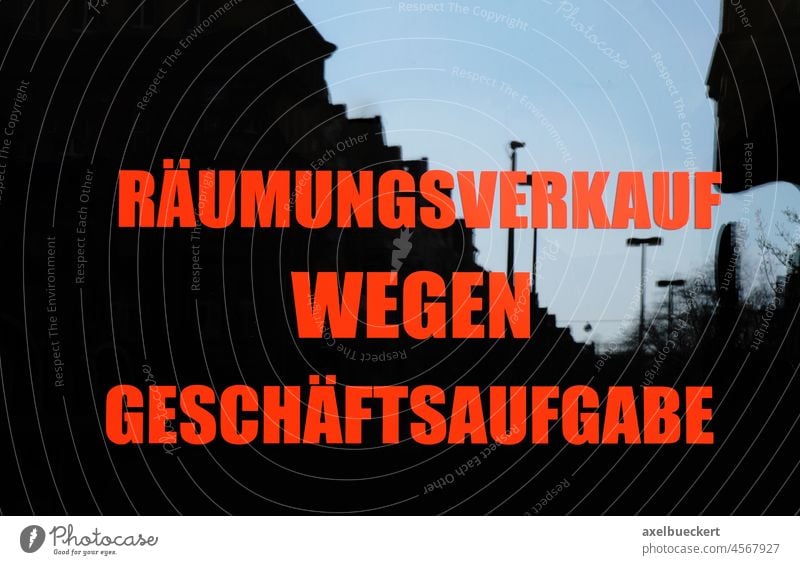 Räumungsverkauf wegen Geschäftsaufgabe shopping Einzelhandel Ladengeschäft Krise Insolvenz geschlossen pleite bankrott Schaufenster Wirtschaft Handel Leerstand