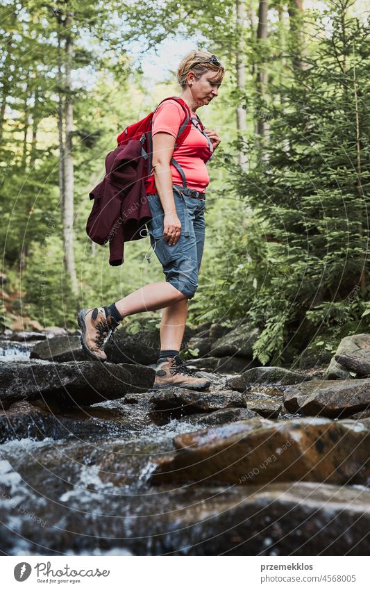 Frau mit Rucksack wandert in den Bergen, verbringt Sommerurlaub in der Nähe der Natur Abenteuer Ausflug reisen wandern Urlaub Trekking aktiv Reise