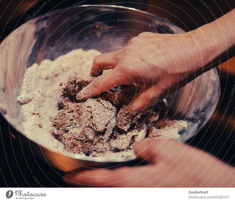 Zimtsterne backen - Teig in Schüssel wird geknetet Plätzchen Hand kneten Mehl Teigwaren Küche Backwaren Weihnachten & Advent Plätzchenteig lecker Ernährung