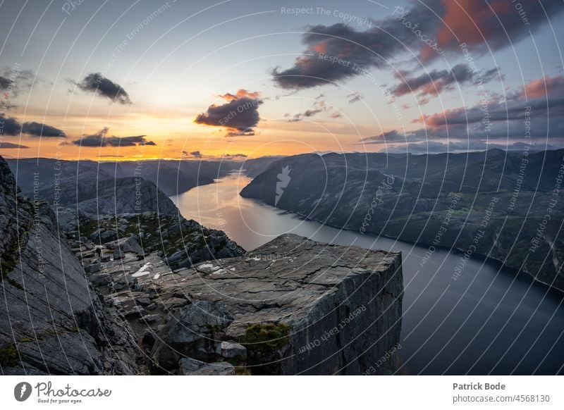 Sonnenaufgang über den Bergen und dem Fjord Berge u. Gebirge Wolken Einsamkeit Felsen Wasser ruhig Lysefjord Landschaft wandern Skandinavien Menschenleer