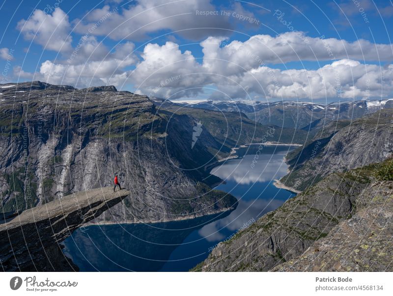 Mann in roter Jacke auf dem Felsen Panorama (Aussicht) Außenaufnahme Ferien & Urlaub & Reisen Farbfoto Abenteuer Freiheit Norwegen Trolltunga Berge u. Gebirge