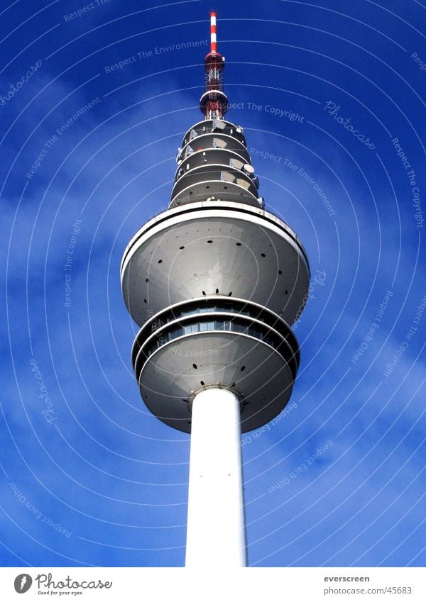 Fernsehturm Radio NDR Pro7 senden Frequenz grau Fernsehen Hamburg RTL ZDF ARD Funken funker Beleuchtung Himmel blau Hamburger Fernsehturm