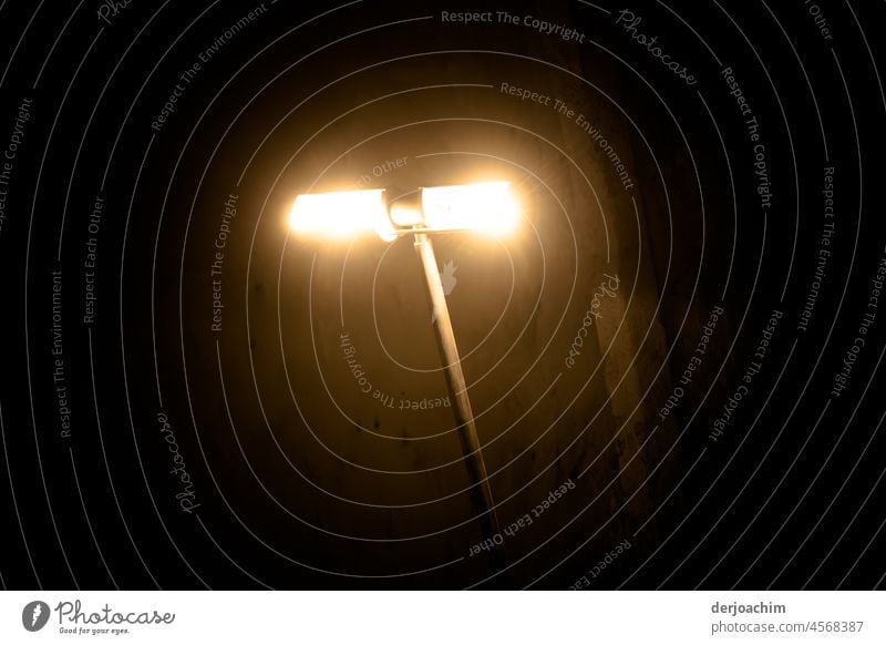 Licht aus...Spot an. Lampe Fototechnik Design hell Beleuchtung Lichterscheinung Schatten dunkel Kontrast Kunstlicht Abend Straßenbeleuchtung Menschenleer