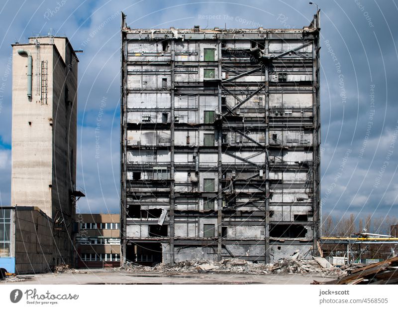 Abbruch und Rückbau von Gebäude, es war einmal in Lichtenberg Abrissgebäude Demontage Fassade Zerstörung Wandel & Veränderung Architektur abrissreif