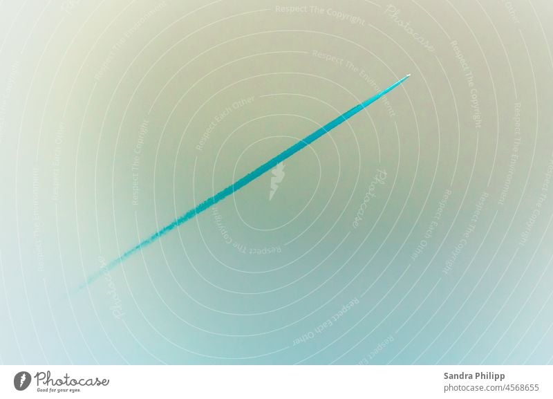 Flugzeug mit farbigem Kondensstreifen am Himmel türkis fliegen Ferien & Urlaub & Reisen Passagierflugzeug Luftverkehr Tourismus Ferne Menschenleer Fernweh