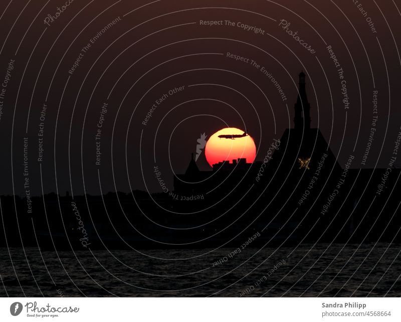 Flugzeug fliegt direkt durch den Sonnenuntergang Shiloutte Himmel Dämmerung Ferien & Urlaub & Reisen Passagierflugzeug Luftverkehr fliegen Tourismus