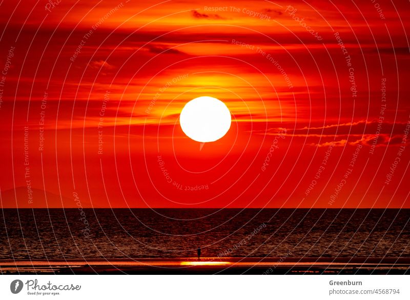 Wetter im Vereinigten Königreich, Blick bei Sonnenuntergang auf die entfernte Isle of Man von der Insel Walney an der Küste von Cumbria. MEER Meer Strand Wasser