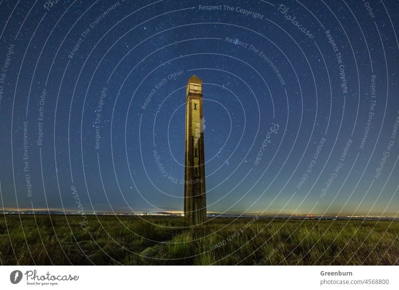 UK Rampside, Küste von Cumbria, Sternenhimmel über dem Richtfeuer von Rampside. Sternenlandschaft Nacht Nachthimmel Himmel Langzeitbelichtung sternenklar