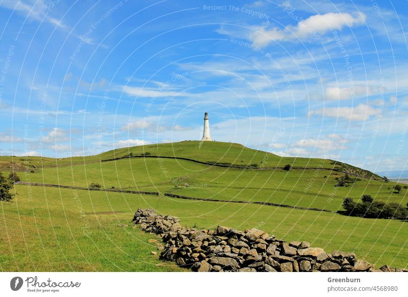 UK Ulverston Cumbria. Blick auf das Sir John Barrow-Denkmal auf dem Hoad Hill. ulverston Wahrzeichen Sehenswürdigkeit Außenaufnahme Farbfoto Stadt