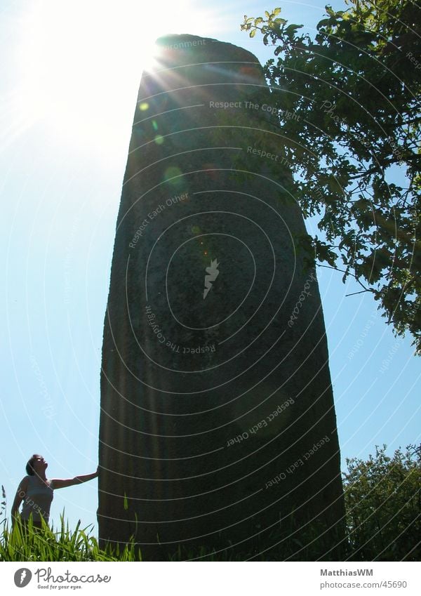 Menhir bei Kerloac Frankreich Bretagne Hinkelstein mystisch Archäologie Gegenlicht Europa Prähistorisch Stein Vergangenheit