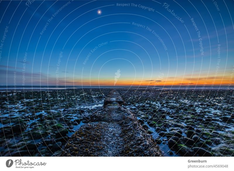 UK Cumbrian Coast, Blick in der Abenddämmerung von der Insel Walney an der Cumbrian Coast. Sonnenuntergang Mond Mondaufgang Himmel Nacht blau Landschaft Licht