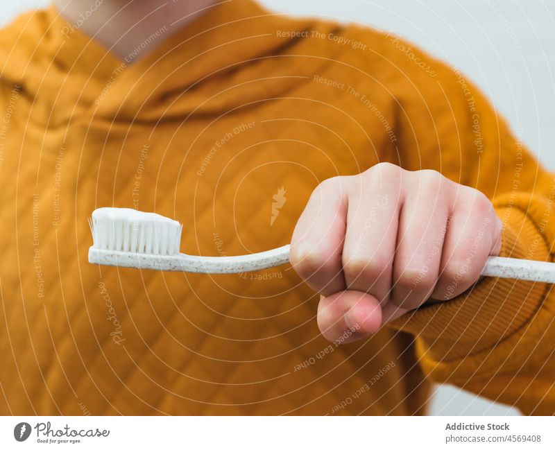 Anonymes Kind mit Zahnbürste im Badezimmer Zahncreme Hygiene täglich Routine mündlich Personal heimisch Pflege Morgen heimwärts dental Sauberkeit übersichtlich