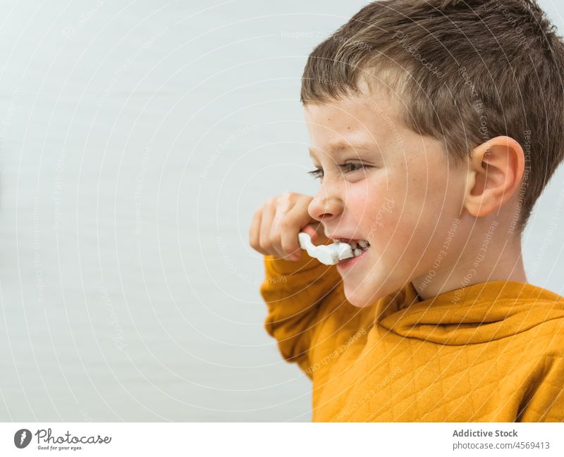 Junge beim Zähneputzen im Badezimmer Kind Bürste Zahnbürste Hygiene täglich Routine mündlich Personal heimisch Pflege Morgen heimwärts dental Sauberkeit