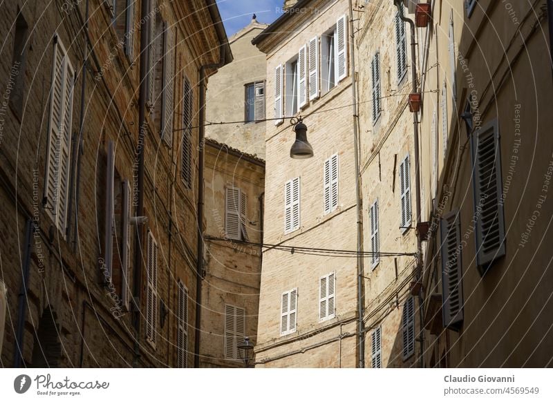 Fermo, Marken, Italien: historische Gebäude Europa fermo Marche antik Architektur Großstadt Stadtbild Farbe Tag Außenseite alt im Freien Fotografie Straße