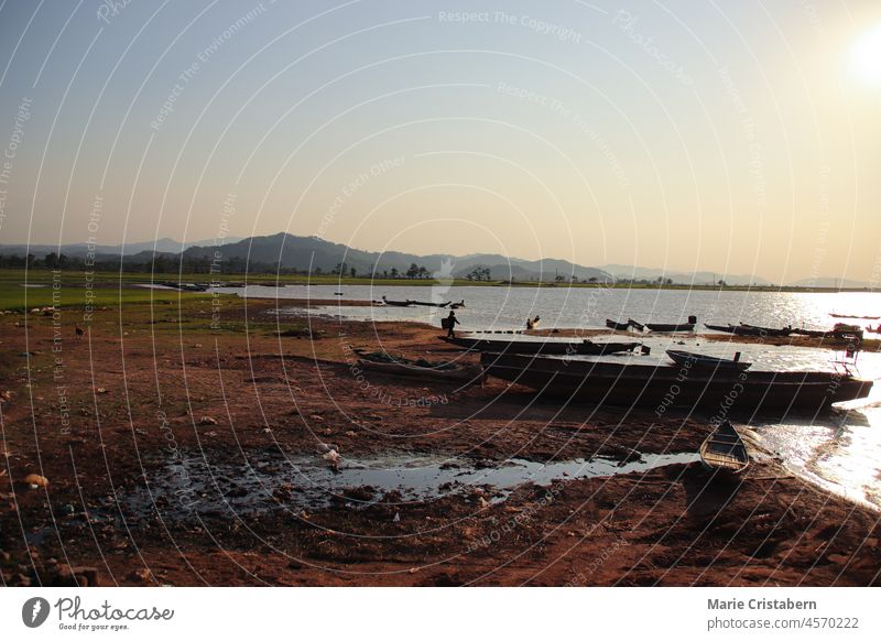 Blick auf Fischer im Sonnenuntergang über dem Lak-See in der Provinz Dak Lak in Vietnam Stausee Sonnenuntergangssilhouetten Asien Reiseziel Tourismus Horizont