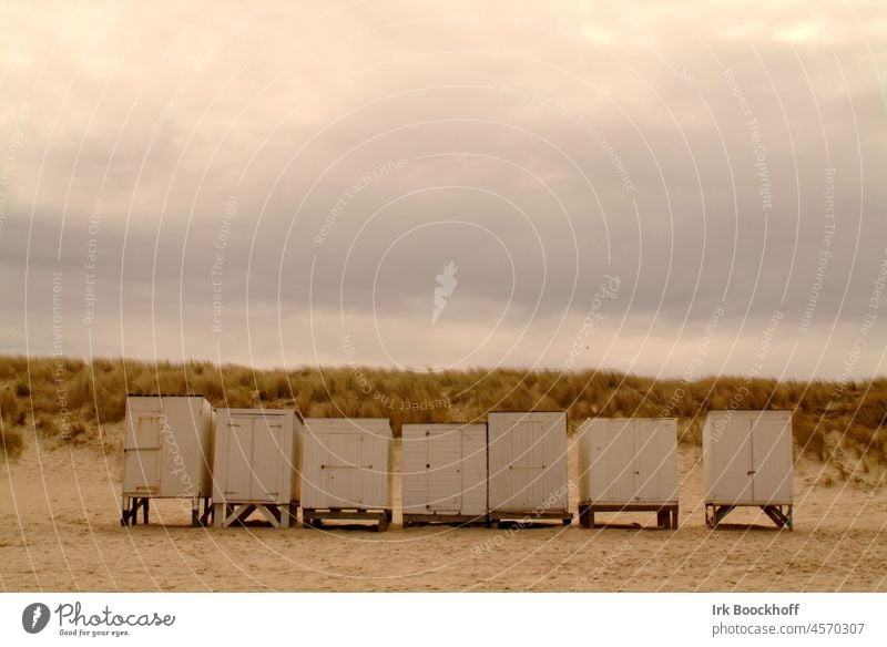 aufgereihte Umkleidehäuschen am Strand, menschenleer Badehäuschen entkleiden Ferien & Urlaub & Reisen Sand Sonnenbad Sonnenbrand Meer Hütte Umkleideraum