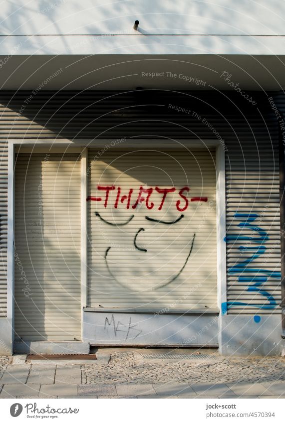 That’s smile Rollladen Ladenfront Spray Ladengeschäft Smiley Straßenkunst geschlossen Fassade Wand Fußabtreter Stimmung positiv Lächeln Prenzlauer Berg Berlin