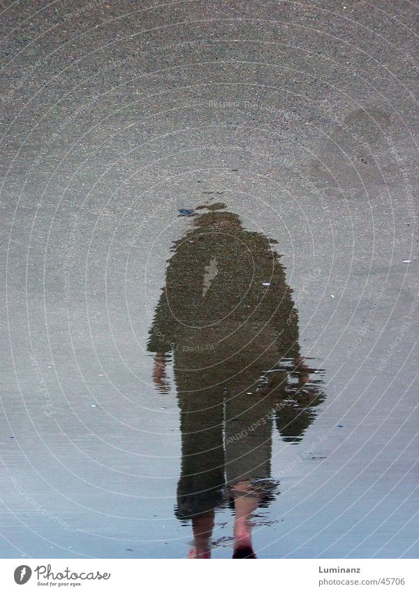 Strandspaziergang gehen Spaziergang Küste Meer Wellen Reflexion & Spiegelung Spiegelbild Barfuß Fußspur Ferien & Urlaub & Reisen laufen Sand reflektion Himmel