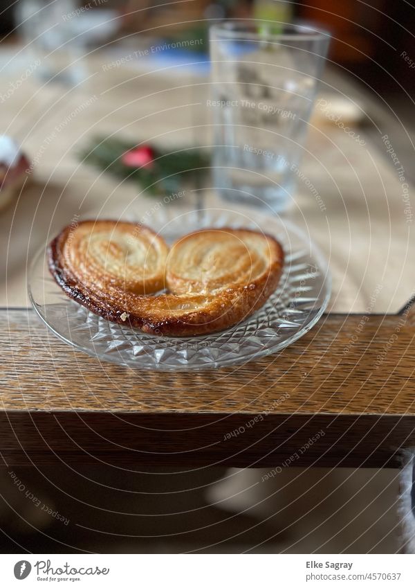 Knuspriges Schweineohr auf Glasteller-süß und lecker Kuchen Süßwaren Schwache Tiefenschärfe Innenaufnahme Fingerfood Picknick Cupcake Nahaufnahme