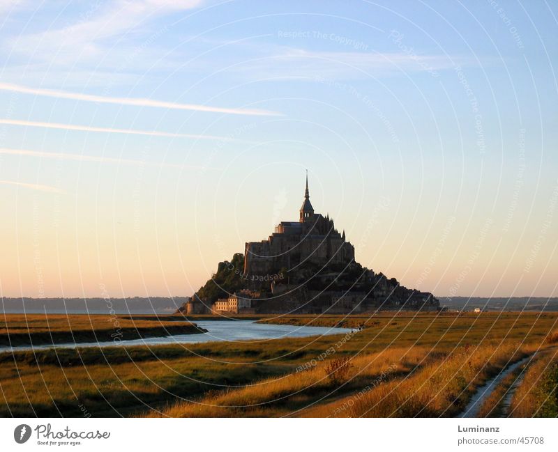 Mont Saint Michel Hügel Meer Küste Stimmung Ferien & Urlaub & Reisen Frankreich Europa Kloster Mittelalter Abend Fluss Ferne historisch Historische Bauten